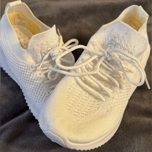 PONY White Sneakers Effortless Style Size 8 NWT!